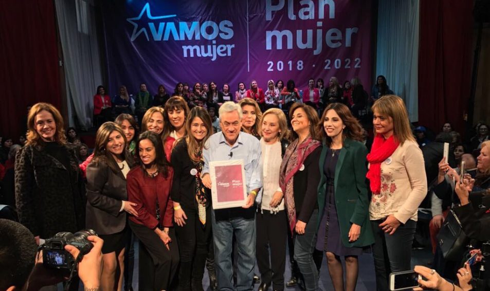Vamos Mujer entrega de Plan Mujer 2018 – 2022 a Sebastián Piñera
