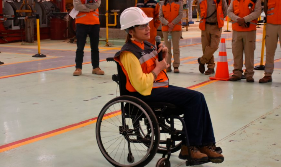 Conoce la experiencia de la primera mujer con movilidad reducida trabajando en las operaciones de una minera