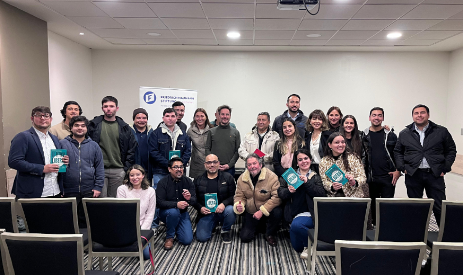 Hernán Larraín Matte presentó en Concepción su libro “La derecha liberal sí existe” y reflexionó sobre los desafíos de la centroderecha